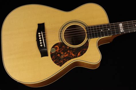 Tommy Emmanuel con la sua Maton