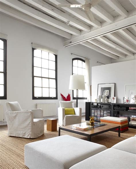 Travi bianche in ambiente moderno