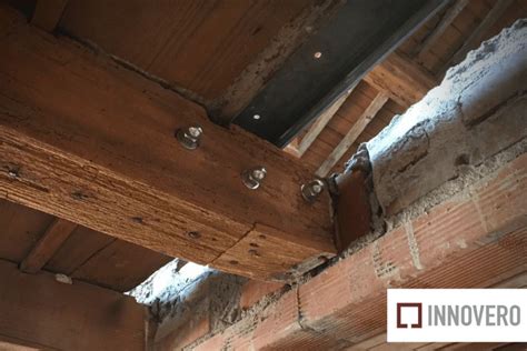 Travi in legno durante un restauro