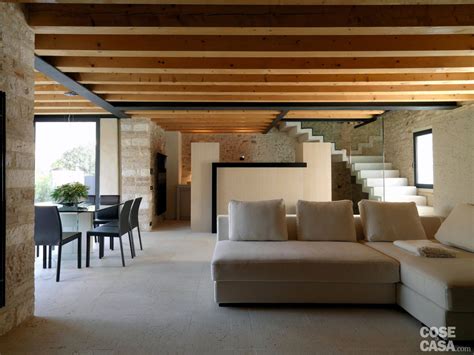 Travi in legno in un soggiorno moderno