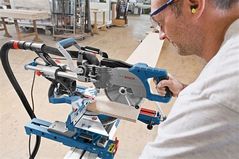 Troncatrice Bosch GCM 8 SJL in azione