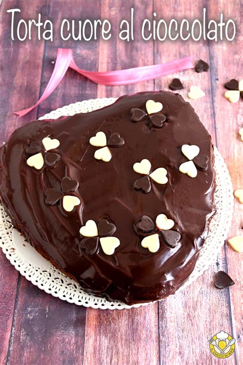 Trucioli di cioccolato su torta