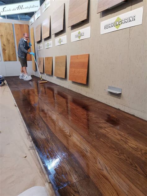 Verniciatura di un parquet